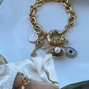 Bracelet à breloques en or personnalisé : breloque lettre, huître et oeil personnalisées