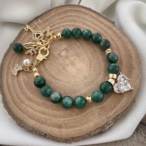 Pulsera con dije de corazón con purpurina bañada en oro, piedra esmeralda natural y letra personalizada, joyería de diseño especial para mujer
