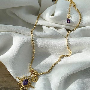 Collar llamativo con cadena de panal bañado en oro, dije de estrella del norte morada, letra personalizable, diseño único y elegante