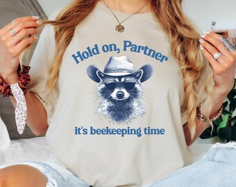 Maglietta divertente da cowboy con procione: regalo per apicoltori, maglietta unisex per salvare le api