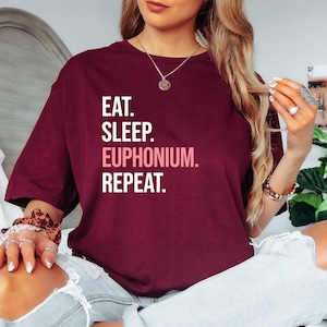 Eat Sleep Euphonium Repeat 面白いミュージシャンへのギフト ユニセックス T シャツ、ユーフォニアム愛好家へのギフト、ユーフォニアムミュージシャン、バリトン T シャツ、金管楽器