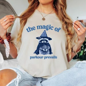 Die Magie von Parkour herrscht Zauberer Waschbär Retro Grafik-T-Shirt, Athleten Geschenk, lustiges Parkour-Liebhaber-Geschenk, Freeläufer-T-Stück, Tierdruck-Hemd heraus