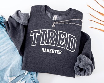 Sweater voor vermoeide marketeer: Sarcastic College Letter met ronde hals