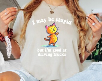 T-shirt unisexe drôle avec chat camionneur : peut-être stupide mais doué pour conduire des camions