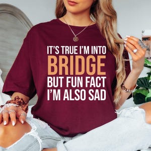 Camiseta con el mensaje "Bridge But Im Also Sad", divertida camiseta unisex con un regalo de broma, regalo identificable, camiseta de jugador de bridge, divertido regalo de juego de cartas de bridge, regalo de jugador de cartas