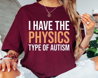 Puede incluir: Camiseta burdeos con el texto "I HAVE THE PHYSICS TYPE OF AUTISM" en blanco y naranja. La camiseta es de cuello redondo y tiene mangas cortas. La camiseta está hecha de un material suave.