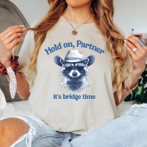 Hold On Partner zijn bridgetijd grappige wasbeercowboy T-shirt uniseks, shirt bridgespeler, grappig bridgecadeau, gamingcadeau, retro dierenprint