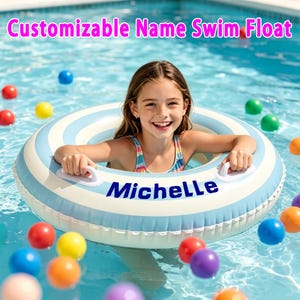 Puede incluir: Un flotador de natación inflable circular con rayas concéntricas de color azul claro y blanco y dos asas de plástico blanco. El nombre Michelle está impreso en azul oscuro en la parte frontal. El texto Customizable Name Swim Float aparece arriba.