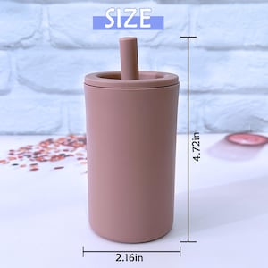 May include: A light brown silicone tumbler with a lid and a straw. The tumbler is 4.72 inches tall and 2.16 inches wide. SIZE is written in blue letters above the tumbler.