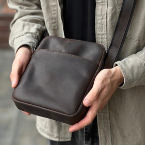 Sac en cuir pour homme/ sac à bandoulière fait main pour homme/ besace en cuir personnalisée/ cadeau d'anniversaire pour lui