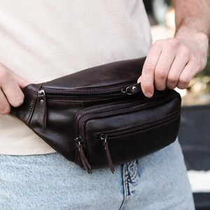 Riñonera de cuero genuino para hombre – Riñonera compacta tipo bandolera para viajar
