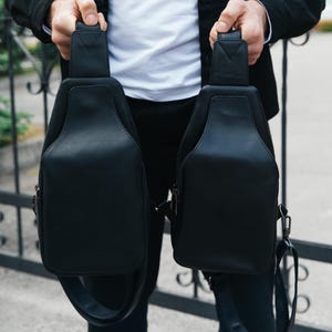 Schwarze Leder Sling Bag Men, City Schulter Crossbody, Sling Brust Brieftasche, Bananen Gürteltasche, Leder Geldbörse & Compact Sling für den Alltag