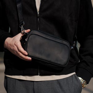 Schwarze Leder Umhängetasche für Herren - Kompakte Messenger-Schultertasche für jeden Tag