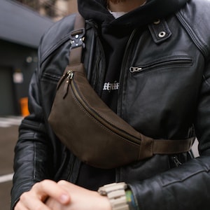 Könnte beinhalten: Eine weiße Keramiktasse mit schwarzem Henkel und dem Text "But First, Coffee" in handschriftlichem Stil. Die Tasse steht auf einer weißen Oberfläche. Die Tasse ist 10 cm hoch.