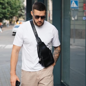 Sac poitrine bandoulière homme, sac bandoulière en cuir noir, sac bandoulière, sac banane en cuir véritable, sac banane, sac à bandoulière, cadeau personnalisé pour petit ami