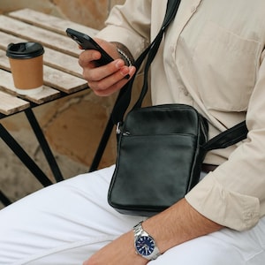 Sac bandoulière en cuir pour homme, messager en cuir noir, petit sac à bandoulière, cartable fait main, sac à bandoulière de voyage, sac en cuir de style urbain