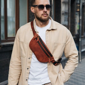 Hellbraune Umhängetasche Männer, lässige Ledertasche, Leder Hüfttasche handgefertigt, minimalistische Gürteltasche, Bananen Gürteltasche, Geschenk für Mann