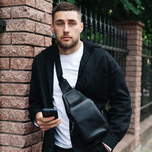 Bolso bandolera de cuero negro para hombre, bandolera, bolso banana de cuero, riñonera de cuero, bandolera con solapa, regalo personalizado para él