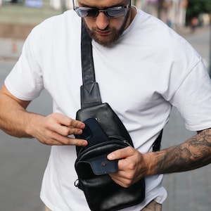 Schwarze Leder Sling Bag Männer, Sling Brust Brieftasche, Stadt Schulter Crossbody, Bananen Gürteltasche, Leder Geldbörse & Compact Sling für den Alltag