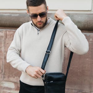Sac bandoulière en cuir pour homme, bandoulière noir, petit sac à bandoulière, cartable fait main, messager en cuir, cadeau de voyage pour petit ami