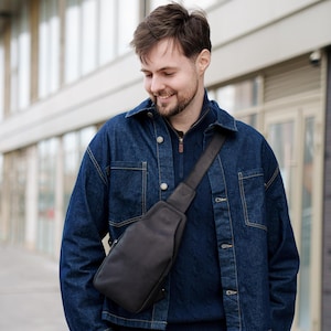 Schwarze Leder Sling Bag - Kompakte Herren Umhängetasche mit schnellem Zugriff auf die Tasche