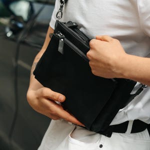 メンズ用レザークロスボディスリング、ブラックチェストバッグ、コンパクトなバムウォレット、シティショルダーバッグ、バナナスタイルスリングバッグ、毎日持ち歩けるバッグ
