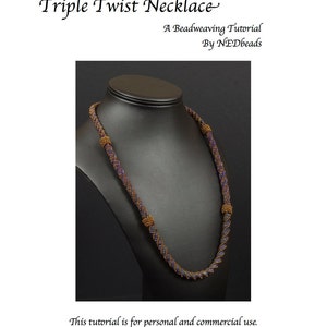 Op de afbeelding: Een drievoudig gedraaide ketting gemaakt met paarse en gouden kralen. De ketting wordt getoond op een zwart manekin. De afbeelding bevat de tekst "Triple Twist Necklace" en "A Beadweaving Tutorial by NEDbeads".