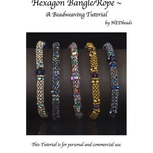 Op de afbeelding: Vijf kralenarmbanden in verschillende kleuren, waaronder zilver, paars, teal, goud en zwart. De armbanden zijn allemaal gemaakt van kleine, zeshoekige kralen en zijn in een rij op een zwarte achtergrond gerangschikt. De tekst "Hexagon Bangle/Rope ~ A Beadweaving Tutorial by NEDbeads" staat bovenaan de afbeelding.