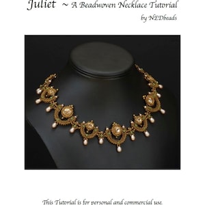 Könnte beinhalten: Eine goldene und perlmuttfarbene Perlenkette mit einem filigranen Design. Die Kette ist auf einer schwarzen Mannequin-Büste ausgestellt. Der Text "Juliet ~ A Beadwoven Necklace Tutorial by NEDbeads" ist oben im Bild sichtbar.