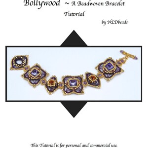 Könnte beinhalten: Eine Nahaufnahme eines violetten und goldenen Perlenarmbands mit einem Verschluss. Das Armband ist mit einer Perlenwebtechnik hergestellt und hat ein geometrisches Design. Der Text "Bollywood ~ A Beadwoven Bracelet Tutorial by NEDbeads" ist oben im Bild sichtbar.
