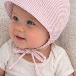Touca de bebê rosa em tecido seersucker