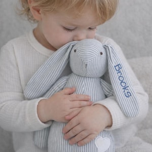 Peluche lapin en tricot personnalisé : animal en peluche rayé avec coeur