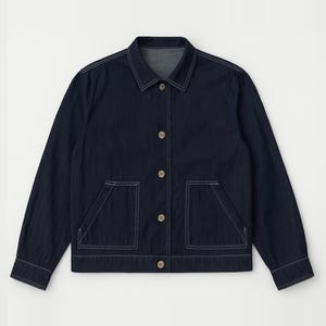 Könnte beinhalten: Eine dunkelblaue Jeansjacke mit klassischem Kragen, langen Ärmeln mit geknöpften Manschetten und einer Knopfleiste auf der Vorderseite. Die Jacke verfügt über zwei große aufgesetzte Taschen im unteren Bereich und sichtbare weiße Kontrastnähte.