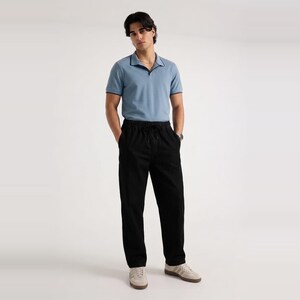 Pantalones anchos para hombre con cintura elástica, corte relajado, color negro, con cordón ajustable.