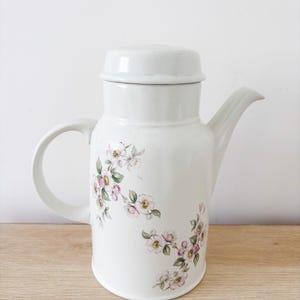Vintage keramisk kaffekanna med lock, elegant blommönster, vit keramisk cottage tweed