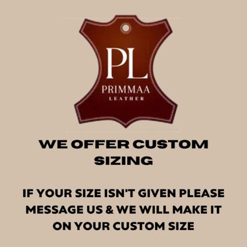 Pu&ograve; includere: Un cerotto di pelle rossa con il testo "PL PRIMMAA LEATHER" e le parole "WE OFFER CUSTOM SIZING" e "IF YOUR SIZE ISN'T GIVEN PLEASE MESSAGE US & WE WILL MAKE IT ON YOUR CUSTOM SIZE" sotto.