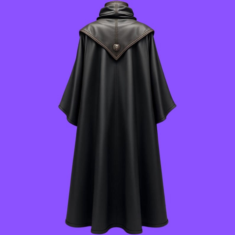 Pu&ograve; includere: Un lungo cappotto di pelle nera con un colletto alto e una fibbia decorativa sul retro.