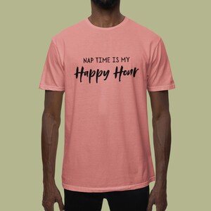 Nickerchen-Zeit ist meine glückliche Stunde Unisex stückgefärbtes T-Shirt, Nickerchen, Ruhe, Schlaf, schwarzer Text
