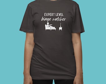 Camiseta unisex teñida de nivel experto para maratones de series, adicto a la televisión, streaming, televisión, maratones de series, texto blanco