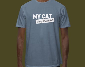 Camiseta unissex tingida com tecido My Cat is My Therapist, gato, terapia, amante de gatos, texto branco