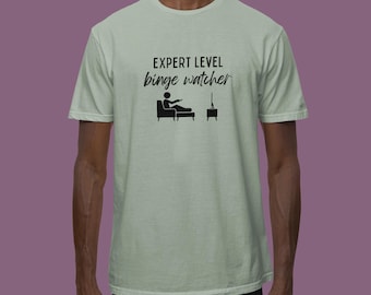 Camiseta unisex teñida de nivel experto para maratones de series, adicto a la televisión, streaming, televisión, maratones de series, texto negro