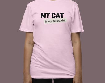 Camiseta unissex tingida com tecido My Cat is My Therapist, gato, terapia, amante de gatos, texto preto