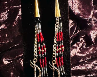 Zwaard - kralenoorbellen met franjes, zwaard en schedel - zwart/grijs/rood