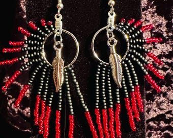 Vleugelrand met kralen en veer: rood/zwart