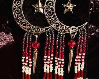 Halve maan met kralen bungelend rood