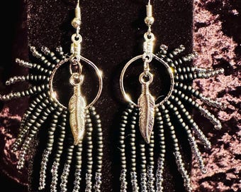 Vleugelring met kralen en veren: grijs/zwart