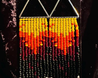 Driehoekige hoepel met kralen, franjes en spikes - Fire