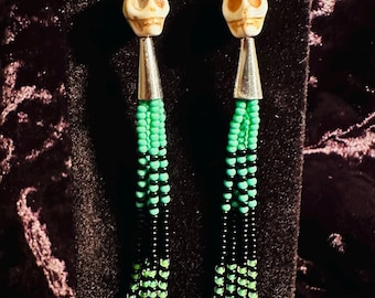 Zwarte en groene kralenoorbellen met spin