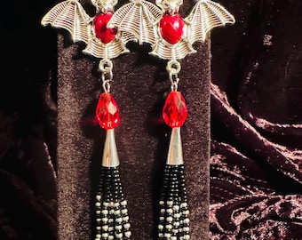 Druppeloorbellen met kralen en paarse vleermuis - rood/zwart/grijs