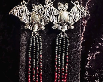 Vleermuis met franjes en steker - rood/zwart